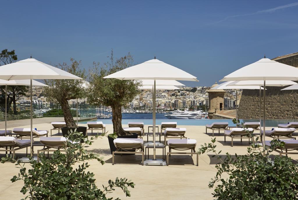 The Phoenicia Malta Floriana Exterior photo The pool at the hotel